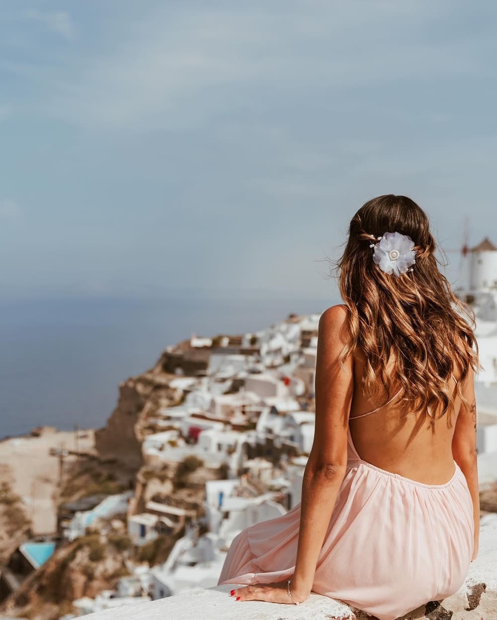 Bridal loose curls hairstyle overlooking Oia village
